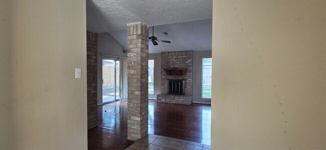 Building Photo - 1910 Quail Valley E Dr