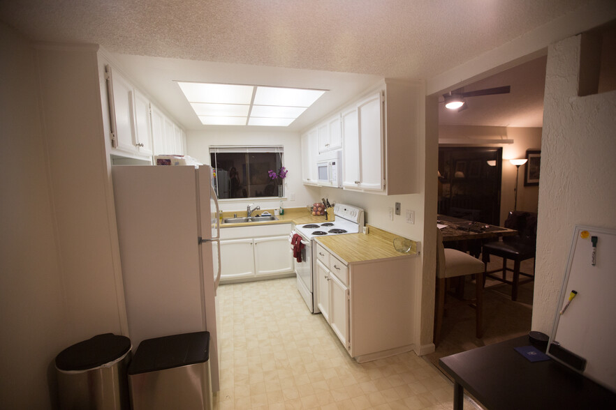 Kitchen - 8769 Mountain Blvd