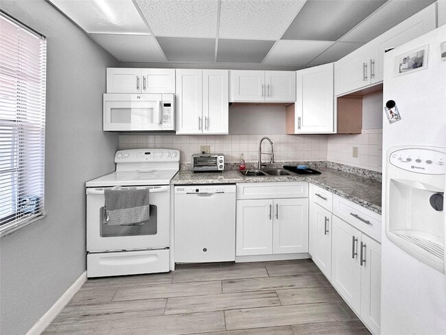 Building Photo - 1005 Country Club Dr