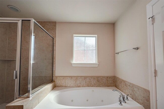 Building Photo - 3302 Clearview Cir