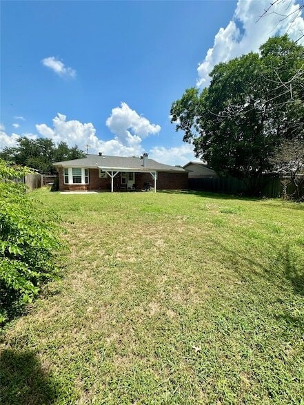 Building Photo - 6524 Blue Grass Dr