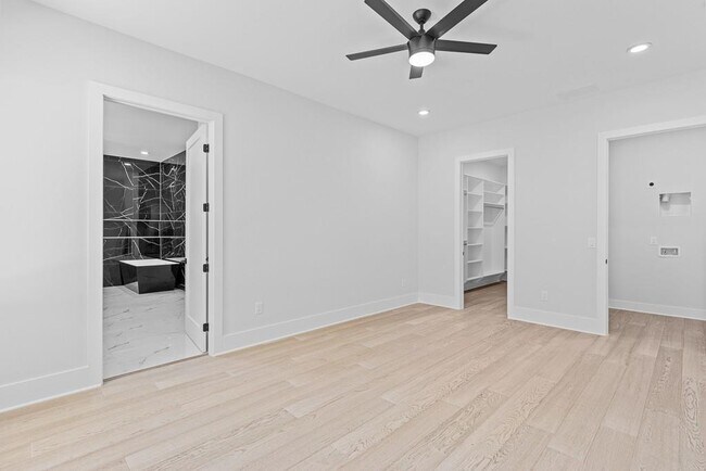 Building Photo - 555 Versailles Dr