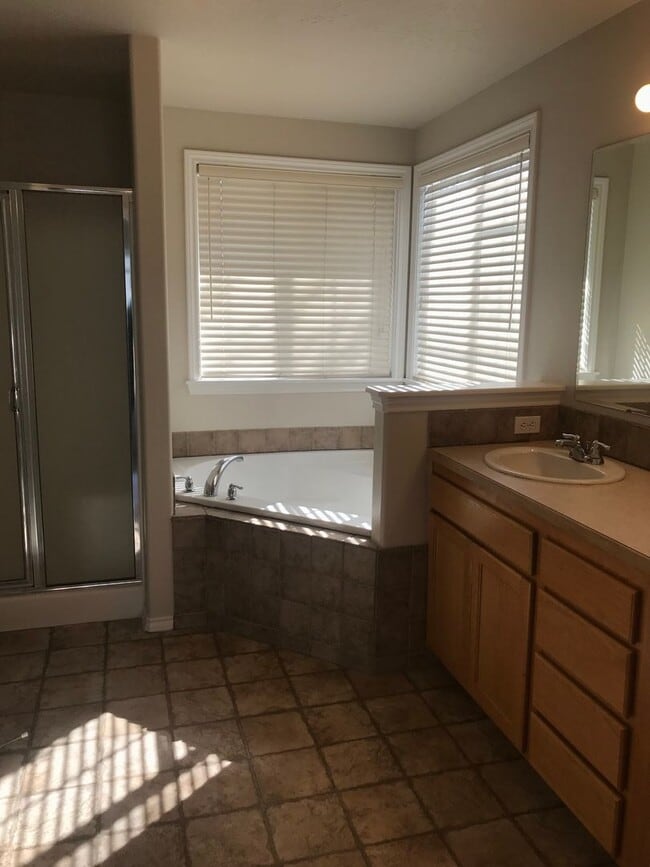 Building Photo - Meridian Charmer with 3 Car Garage, & Huge Backyard!