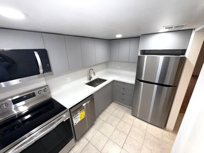Building Photo - 3670 Inverrary Dr