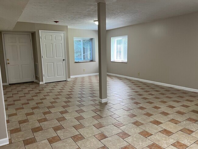 Building Photo - 464 E Red Bud Rd