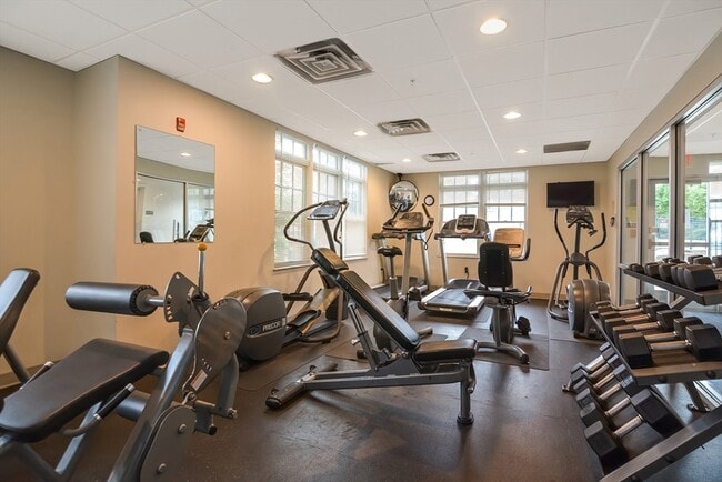 Building Photo - 614 Pond St