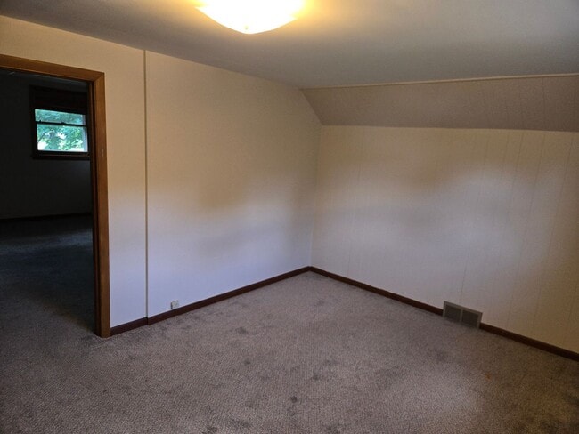 Building Photo - 3 bedroom in downtown Lake Geneva