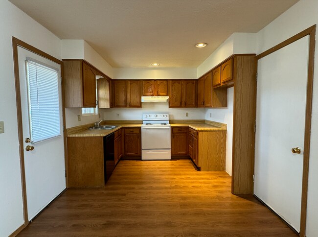 Building Photo - 2 Bed | 2 Bath | 1 Car Garage Home! 1000 sqft located in SPARTA!
