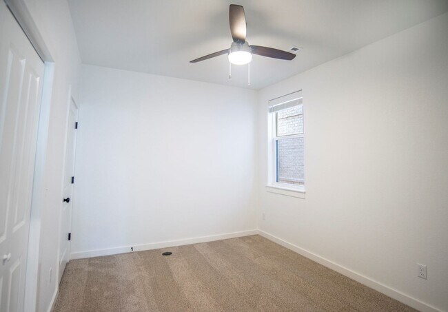 Building Photo - Sleek & Charming Newly Constructed Townhouse in Downtown Fayetteville!