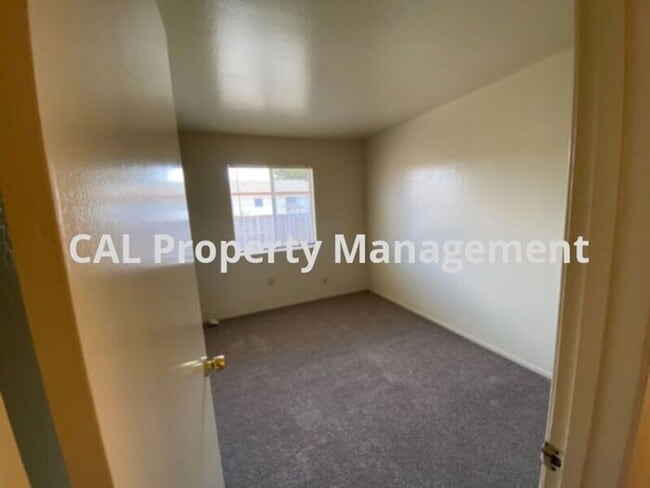 Building Photo - Charming 3-Bedroom, 2-Bathroom Home with Fireplace & Fenced Backyard