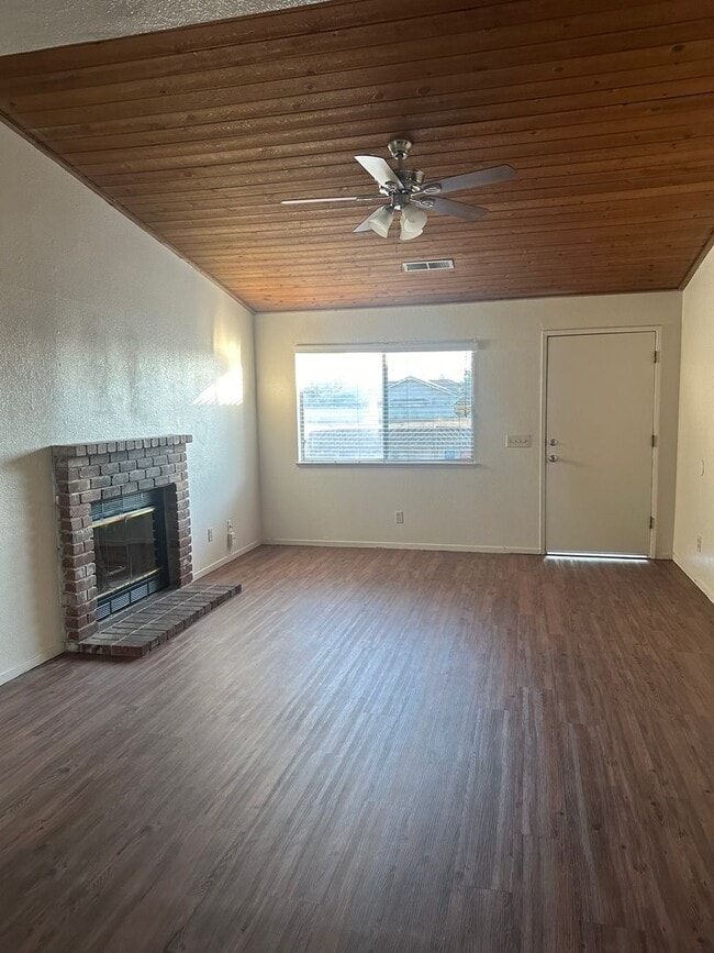 Building Photo - Cute home in a well established neighborhood with community pool!