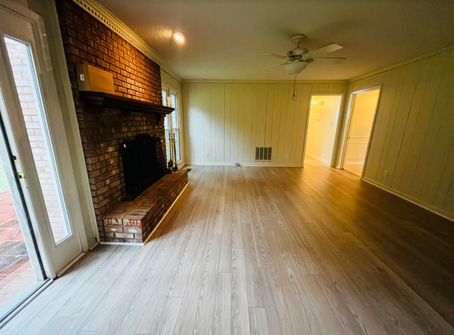 Building Photo - 161 Mission Dr