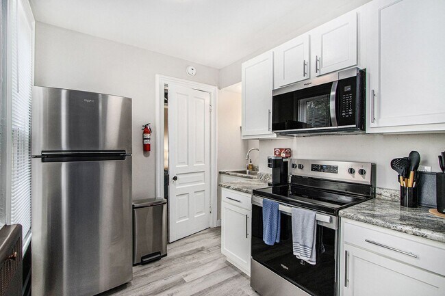 Building Photo - $1295 Tastefully furnished 1BR Apartment | All Utilities Paid + Deposit-Free Option!