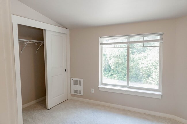 Building Photo - Townhouse Move-In Special – Half Month Free! Beautiful townhouse 3 beds 2.5 baths and garage.