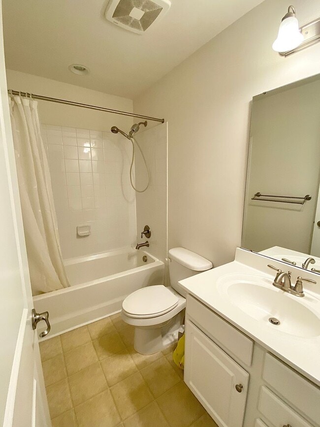 Building Photo - Gorgeous 4-Bed Townhome located in North W...