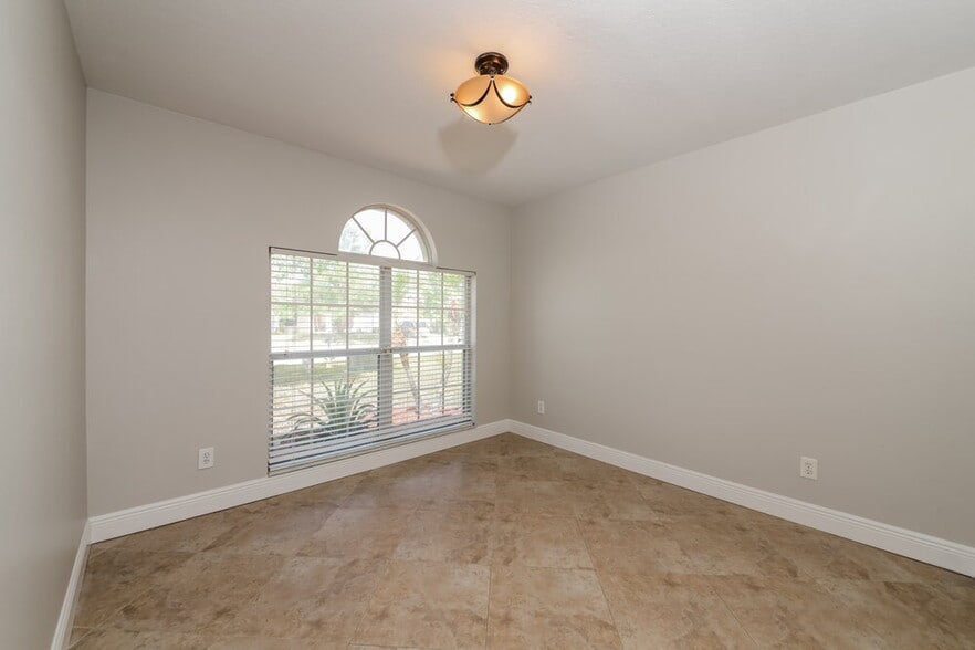 Building Photo - 12147 Warwick Cir