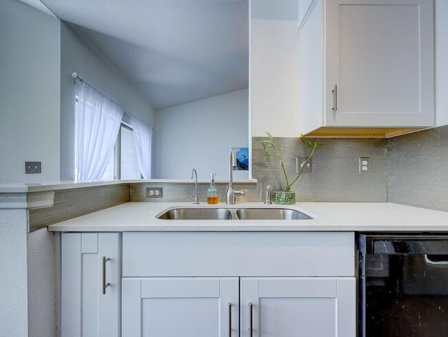 Building Photo - 6000 Shepherd Mountain Cove