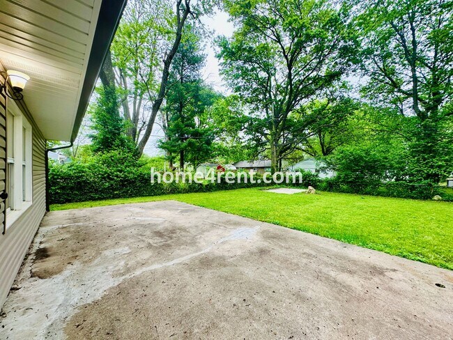 Building Photo - Lovely Three Bedroom Home in KCMO and an Updated Kitchen  w/ Granite and SS Appliances, including...