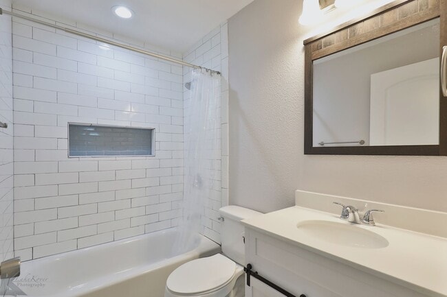 Building Photo - 3 bed, 2 bath, updated with all appliances provided!