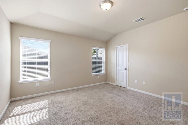 Building Photo - 821 Schefer St