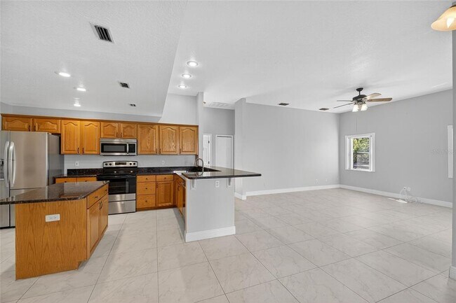 Building Photo - 172 Lake Shore Dr W