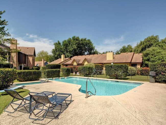 Building Photo - 1601 Faro Dr