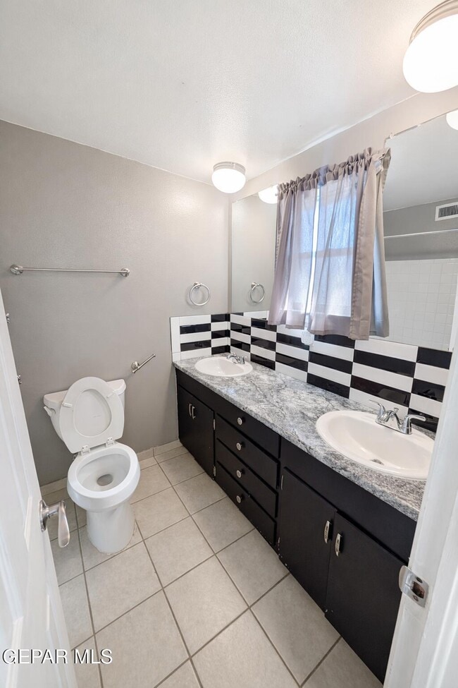 Building Photo - 410 9th St NE