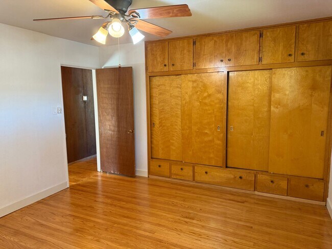 Building Photo - Desirable St Francis Neighborhood