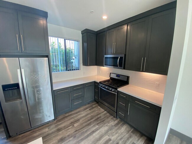 Building Photo - NEWER  SMART HOUSE 4BD*4BA*TOWNHOME*HWFLS*WASHER/DRYER IN UNIT* YARD*BALCONY*STAINLESS APPLIANCES...