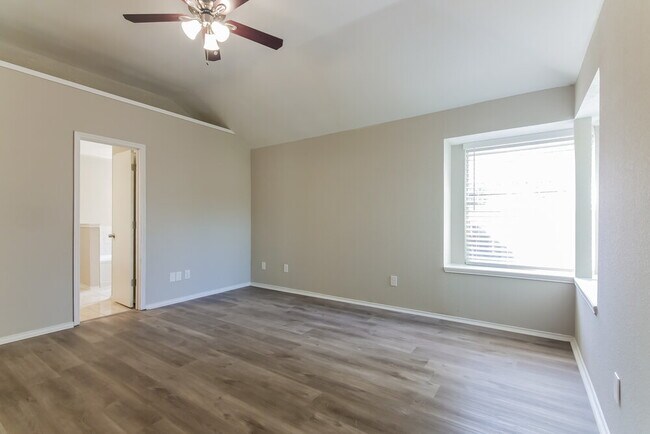 Building Photo - 4978 Briar Oaks Ln