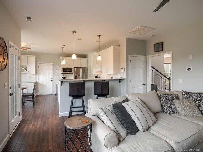 Building Photo - 47 Stone River Dr