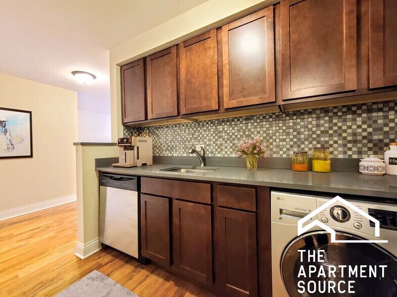 Building Photo - 555 W Arlington Pl
