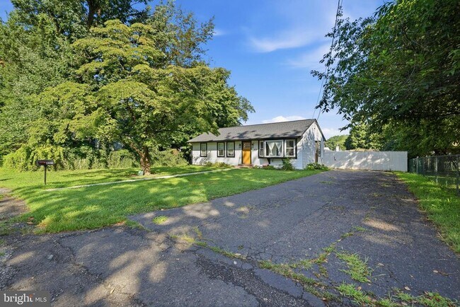 Building Photo - 409 River Rd