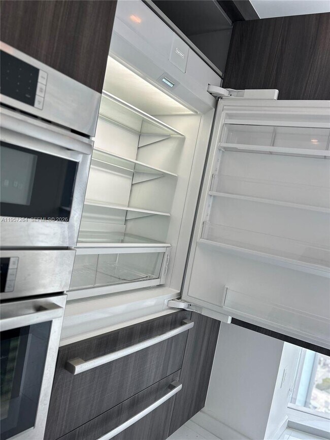 Building Photo - 851 NE 1st Ave