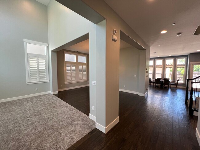Building Photo - 3 bedroom | 2.5 bathroom | Crocker Village...