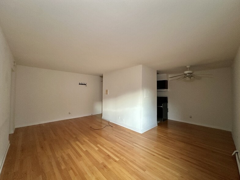 Building Photo - 3710 N Pine Grove Ave