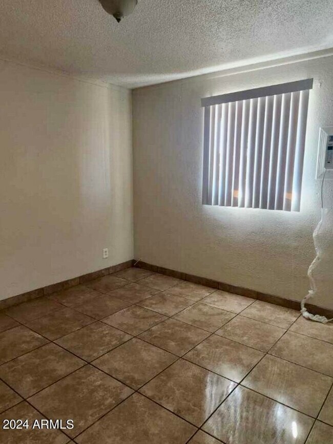 Building Photo - 2139 W Glenrosa Ave