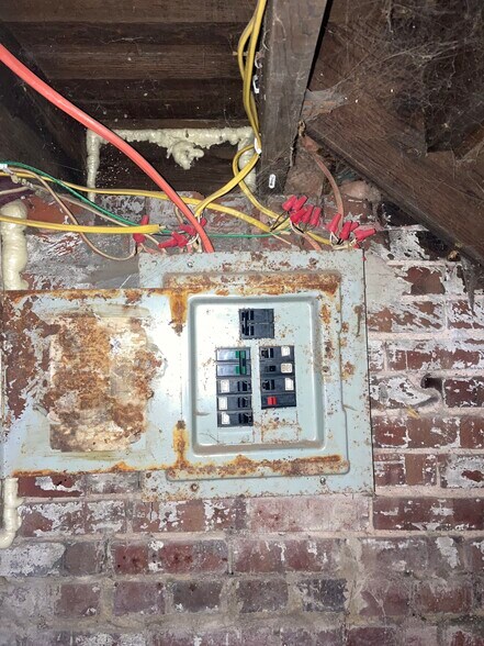 Building Photo - 1628 E Grand Ave