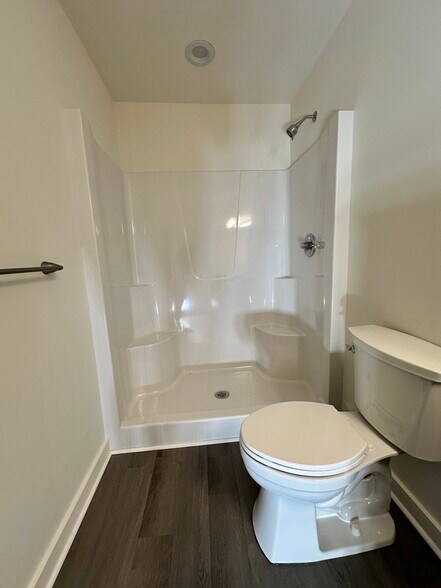 Building Photo - 560 White Pine Dr