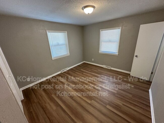 Building Photo - 515 S Forest Ave