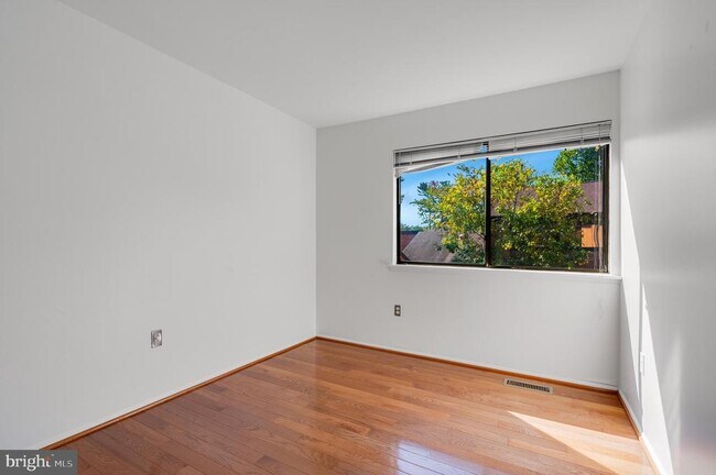 Building Photo - 9034 Arlington Blvd