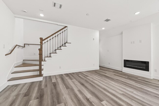 Building Photo - 5304 Lynnfield St