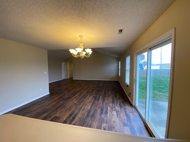 Building Photo - 3BR/2BA with neighborhood pool included!