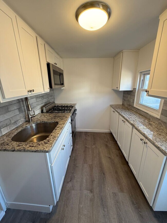Building Photo - Charming 3-Bedroom Home in Port Richmond Available Now!
