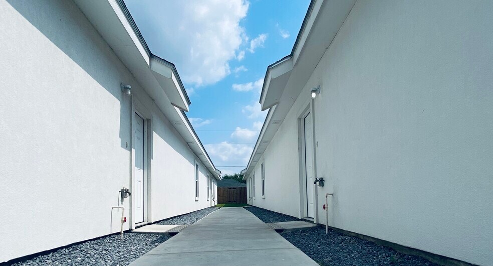 Building Photo - 1404 W Heritage Dr