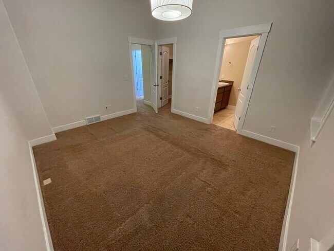 Building Photo - 4274 Lake Bridge Dr