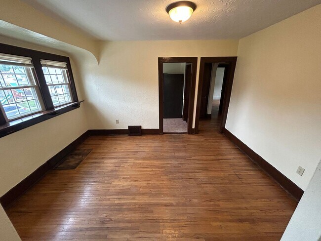 Building Photo - Charming 3-Bedroom Home in Peaceful West Toledo Neighborhood