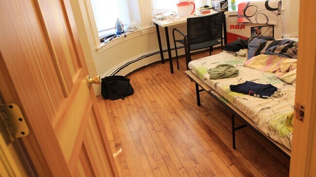 Building Photo - Fort Hill 5 Bed – 1,100 Sq Ft – W/D in Unit – High Ceilings – 9/1