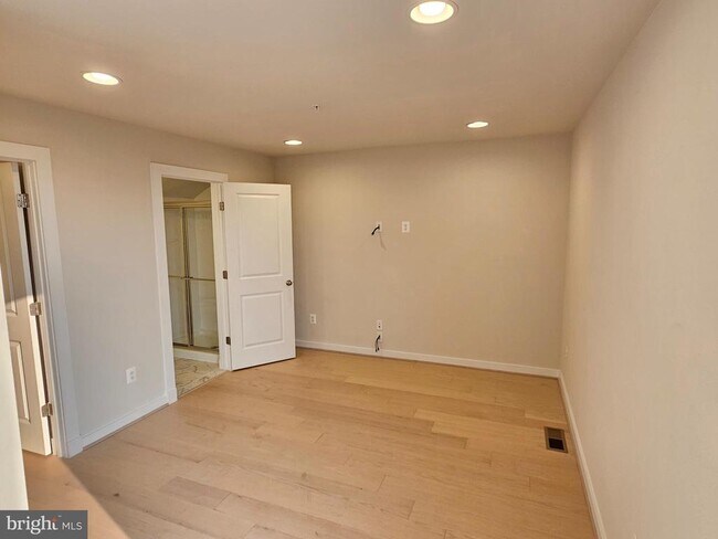 Building Photo - 8650 Satinwood Dr