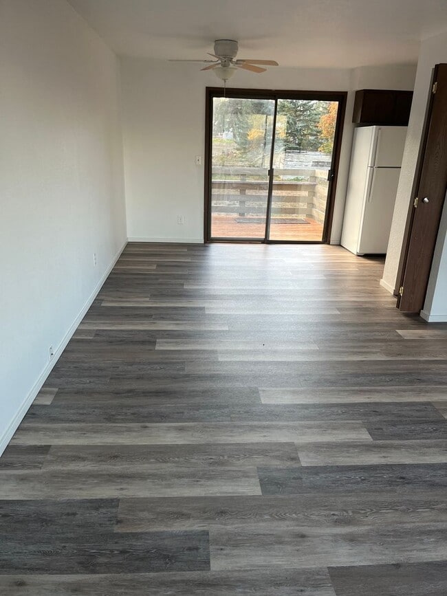 Building Photo - Sutherlin Upstairs 2 bedroom apartment on Comstock